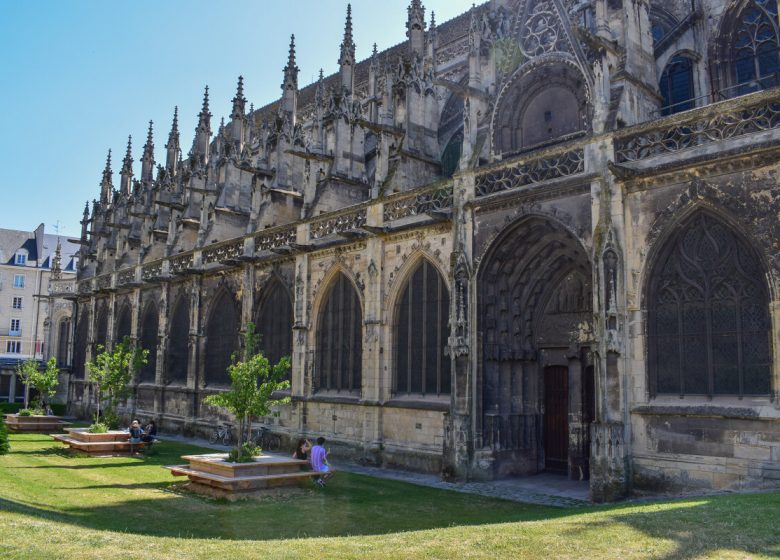 531337-Tables_de_pique-nique_devant_l_eglise_Saint-Pierre_a_Caen-Caen_la_mer_Tourisme___Alix_JONET-1200px