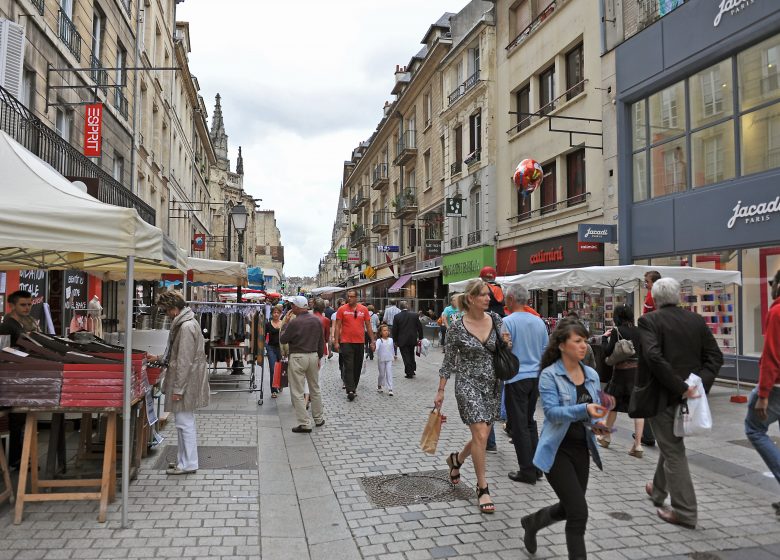 55899-Braderie_commercante_de_Caen-Caen_la_mer_Tourisme___Francois_DECAENS