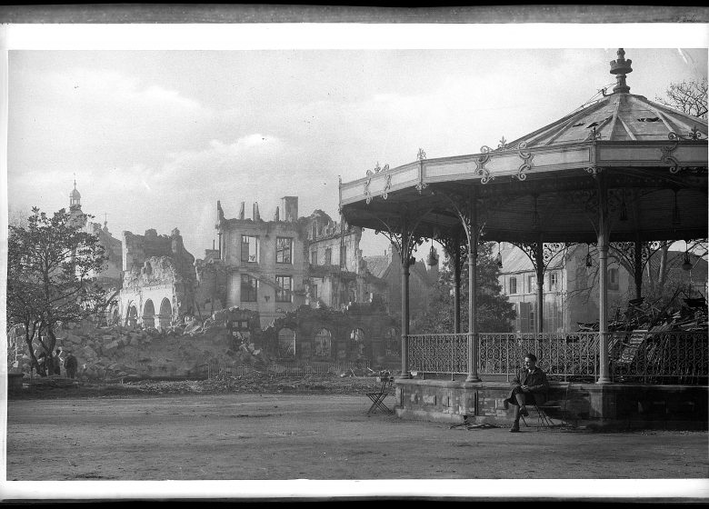 Caen, place de la République, 1944. Archives du Calvados. Fonds Robert Delassale, 5Fi/5