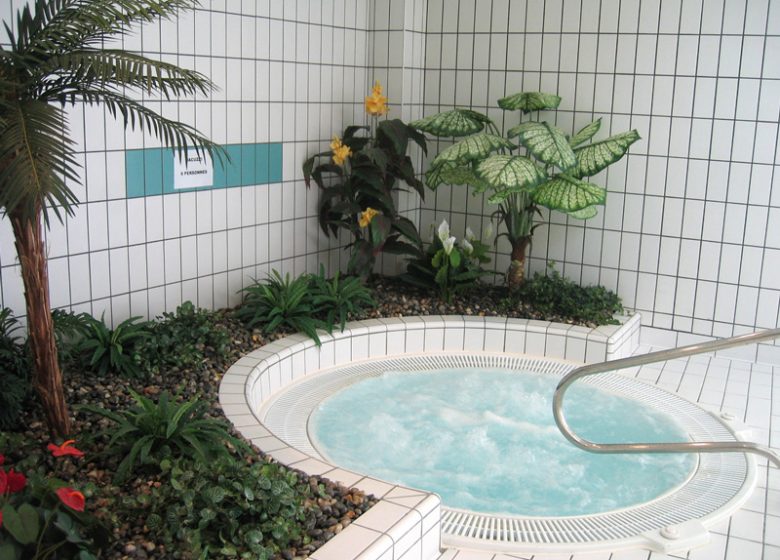 Jacuzzi de la piscine Sirena à Carpiquet, près de Caen